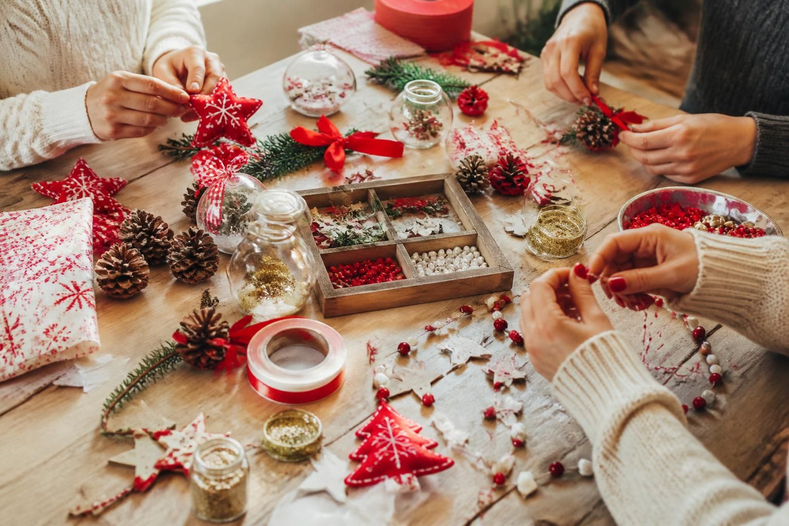 apprenez à fabriquer vos propres décorations de noël à la main avec des idées créatives et faciles à réaliser pour une ambiance festive et personnalisée.