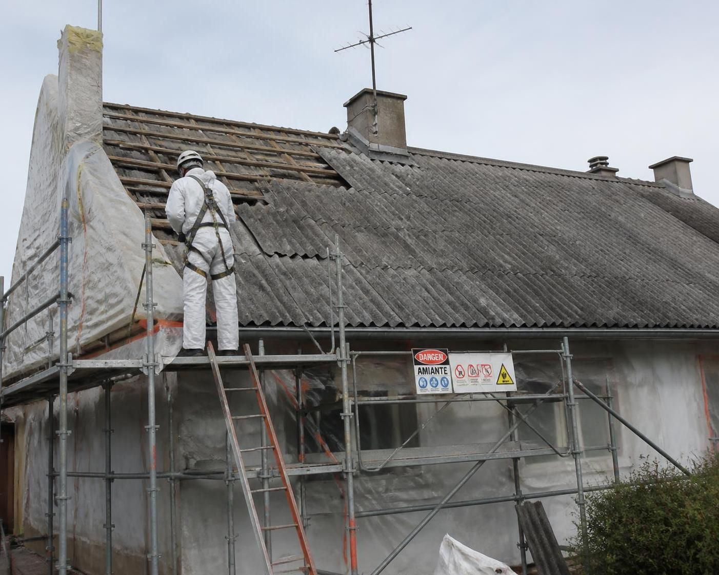 découvrez comment rénover une toiture en fibrociment en toute sécurité, estimez le prix des travaux et les étapes indispensables du désamiantage pour un projet réussi.